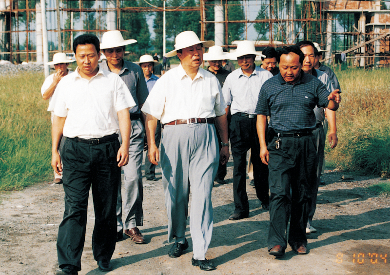 2004年8月10日，省政協主席王生鐵在市委書記劉雪榮的陪同下視察聚丙烯工程建設