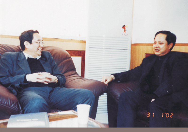 2002年1月31日，中央政治局委員、湖北省委書記俞正聲在省委辦公室親切接見舒心先生 