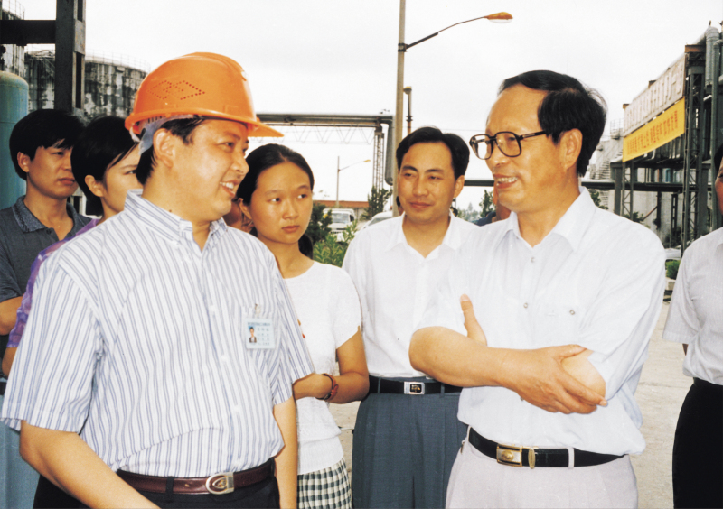 1998年8月1日，湖北省委書記賈志傑在舒心先生的陪同下，對(duì)我公司進(jìn)行了視察